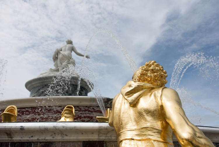 VERSAILLES, SYMBOLE DE ROYAUTÉ CONFIRME