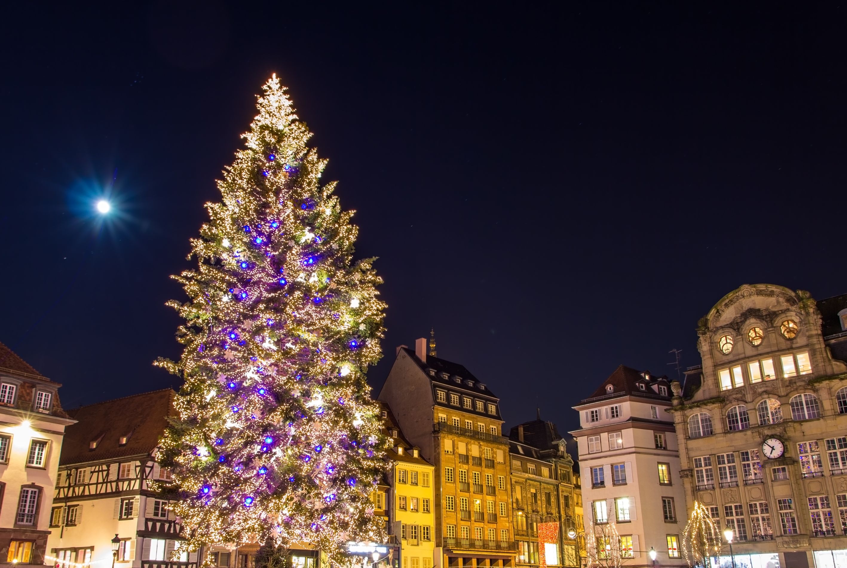 MARCHÉS DE NOËL À COLMAR ET STRASBOURG  / SPECTACLE AU ROYAL PALACE KIRRWILLER 