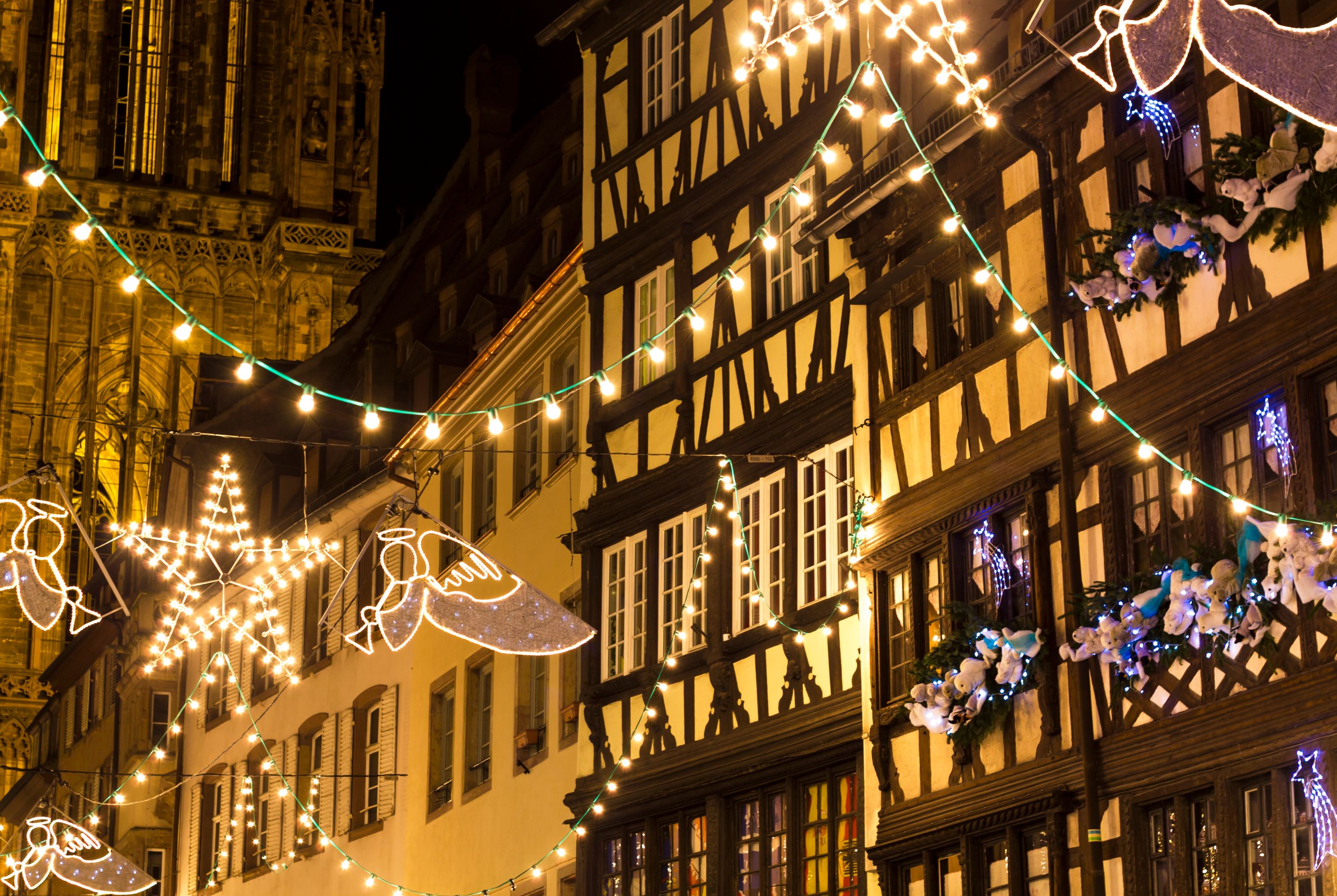 MARCHÉS DE NOËL À COLMAR ET STRASBOURG  / SPECTACLE AU ROYAL PALACE KIRRWILLER 