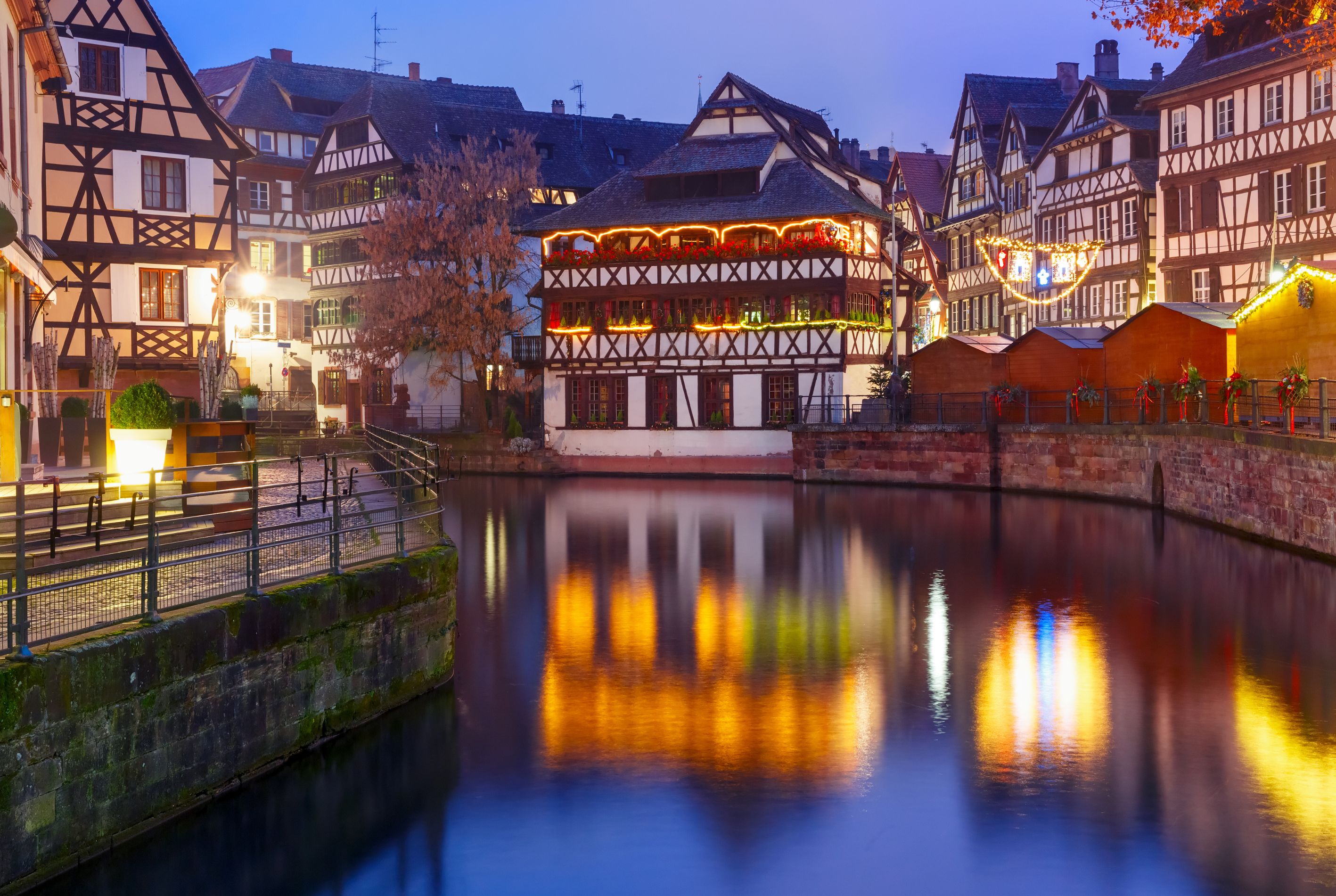 MARCHÉS DE NOËL À COLMAR ET STRASBOURG  / SPECTACLE AU ROYAL PALACE KIRRWILLER 
