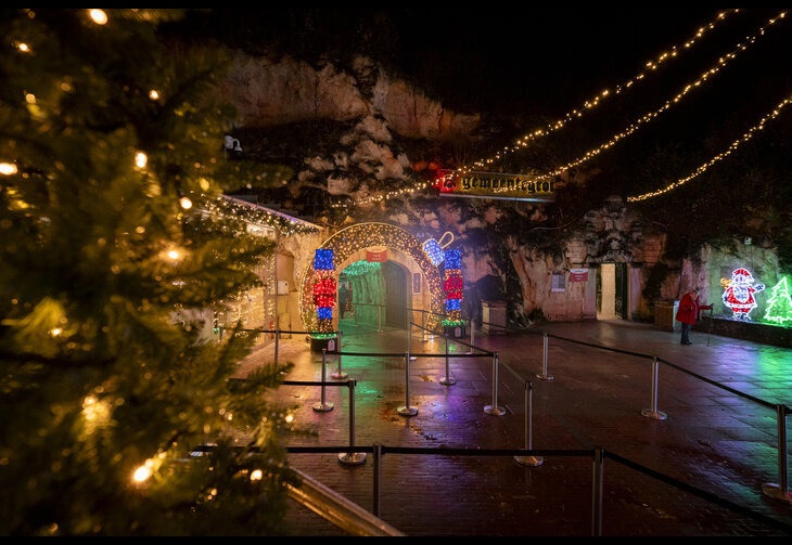 MARCHES DE NOEL GROTTE DE VALKENBURG ET A MAASTRICHT