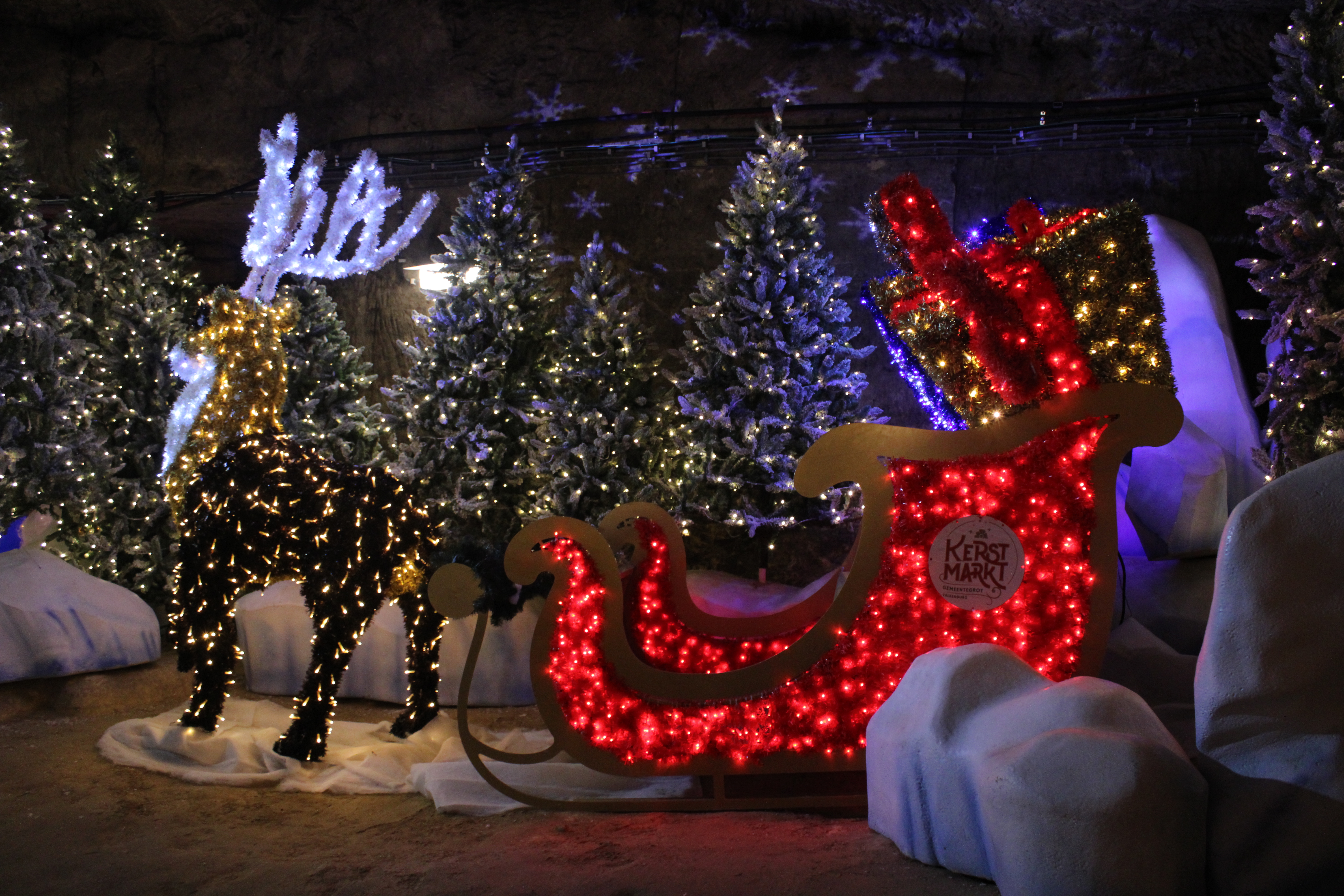 MARCHES DE NOEL GROTTE DE VALKENBURG ET A MAASTRICHT