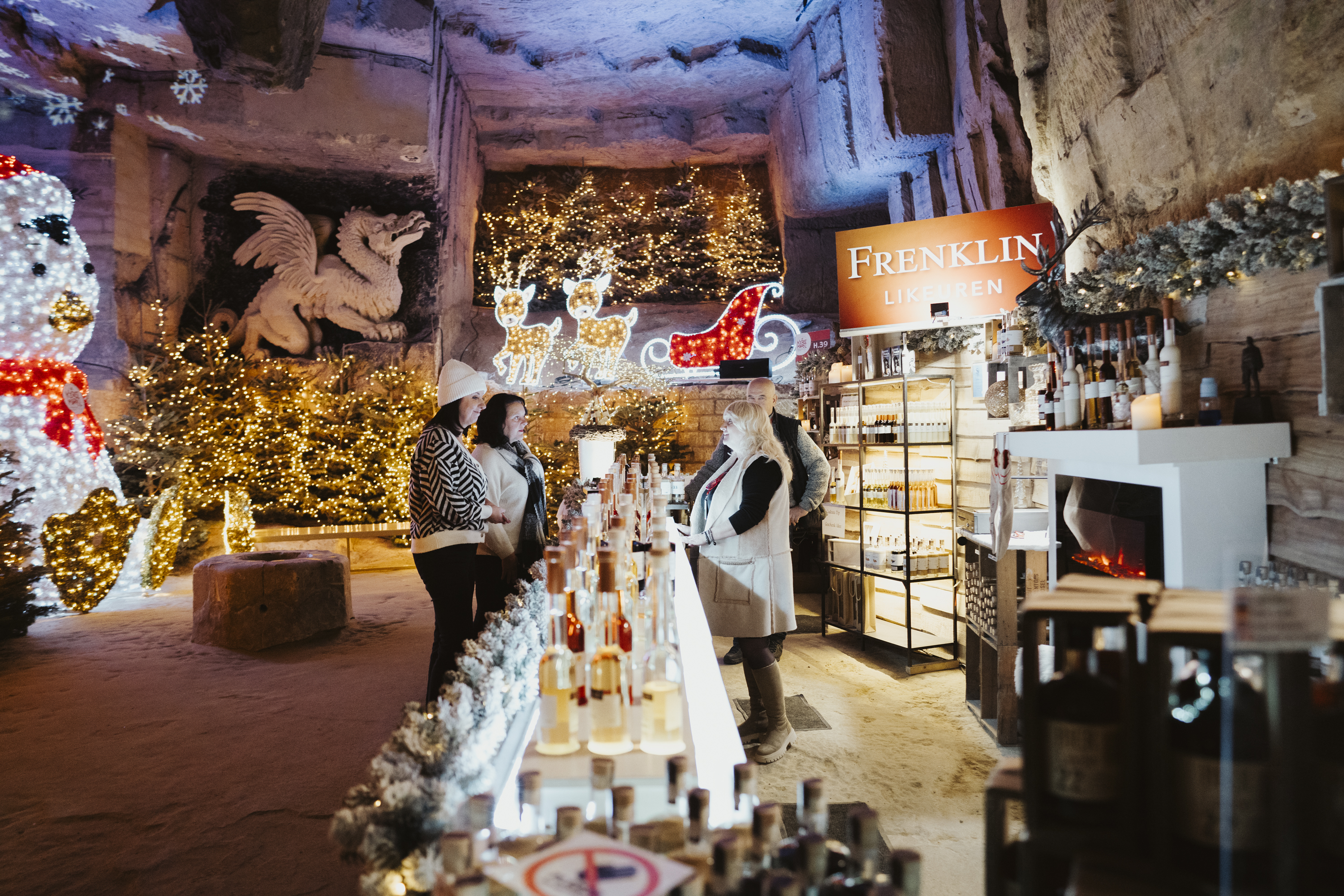 MARCHES DE NOEL GROTTE DE VALKENBURG ET A MAASTRICHT