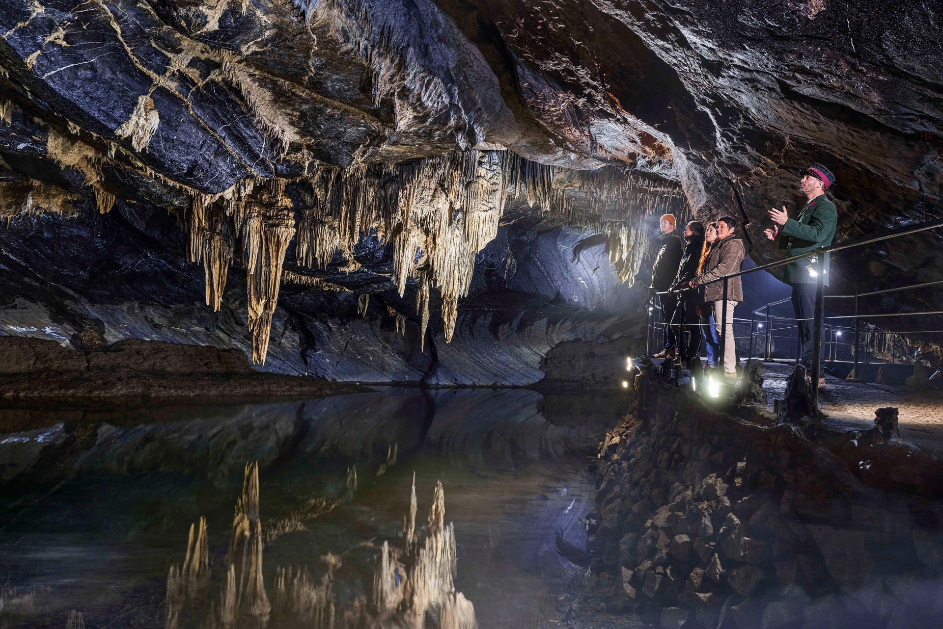 ESCAPADE AUX GROTTES DE HAN ET SAFARI-CAR